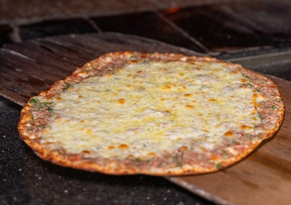 Kuşbaşılı Kaşarlı Lahmacun